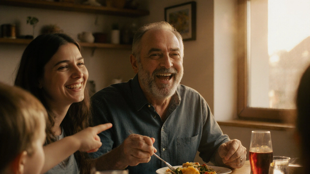 Muž se směje na večeři s rodinou, jeho obličej je teď symetrický a klidný.