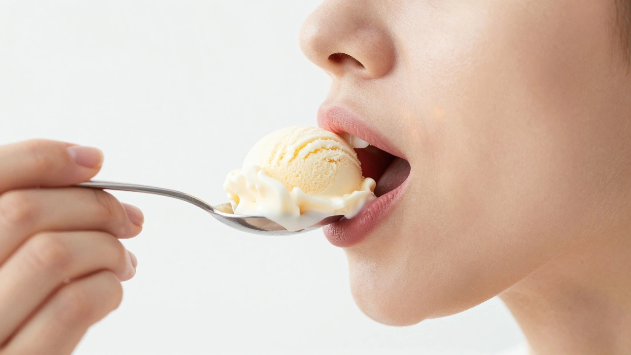 Ruka podává studenou zmrzlinu jako pomoci při hojení po vytržení zubu.
