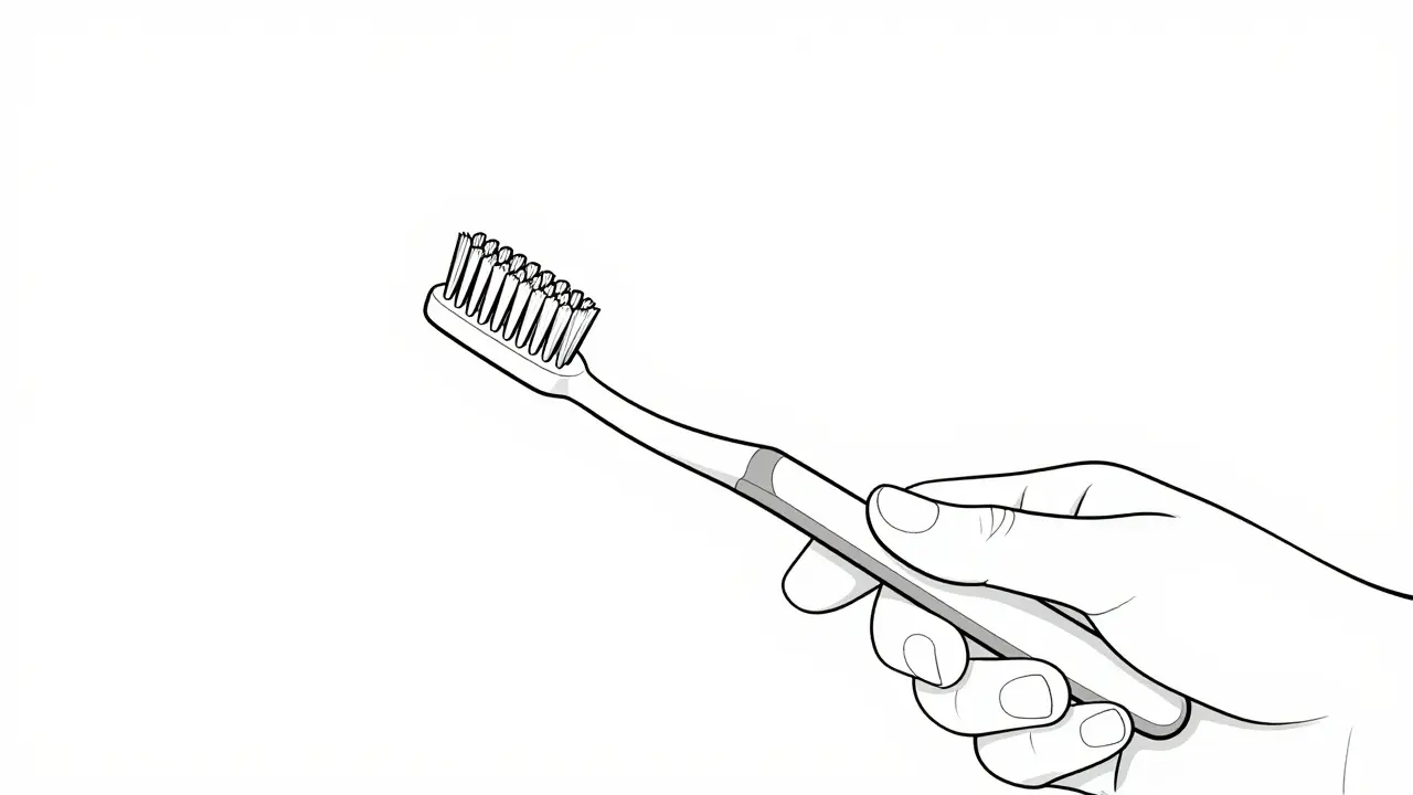 Blízký pohled na správný úhel kartáčku při čištění zubů.