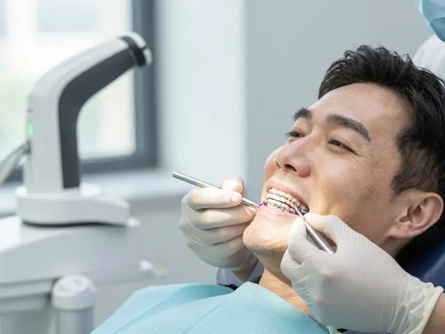 Co dělá ortodontista? Všechno, co potřebujete vědět o fixních rovnátkách