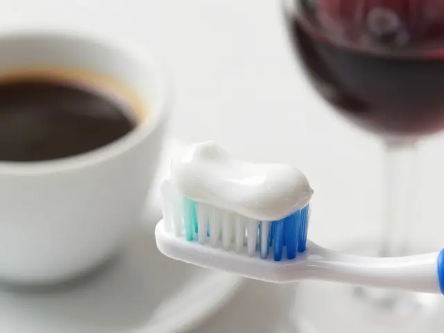 Jak funguje bělící zubní pasta: Pravda o bělení zubů doma