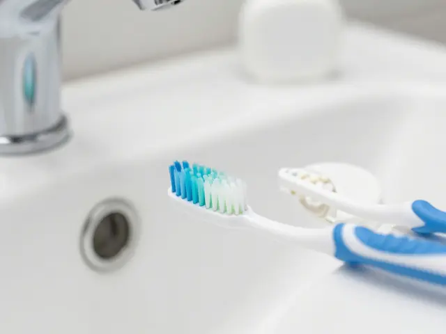 Jak získat bílejší zuby bez bělení: Přírodní metody a správná hygiena