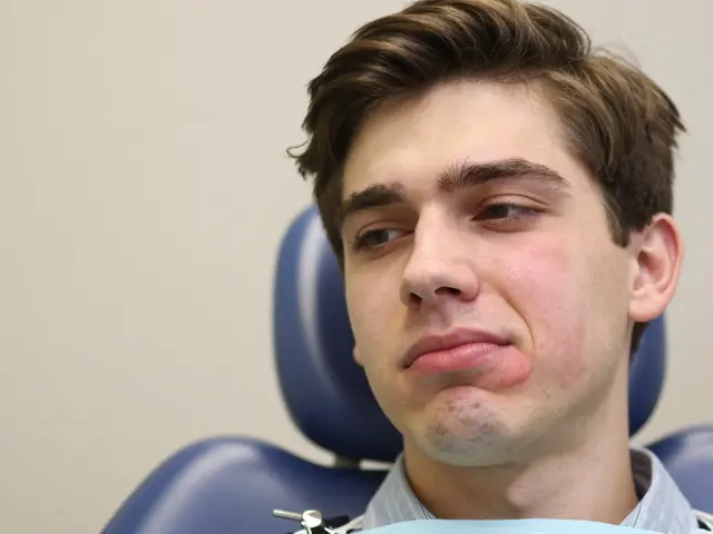 Jak dlouho působí anestezie zubu? Doba účinku po extrakci a co dělat, když necítíte rty